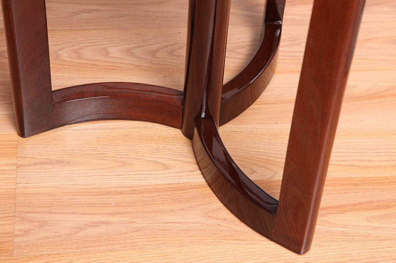Noyer Paire de tables Art déco de l'ère de la machine dans un design à roues épinglées de la fin des années 1940 en vente
