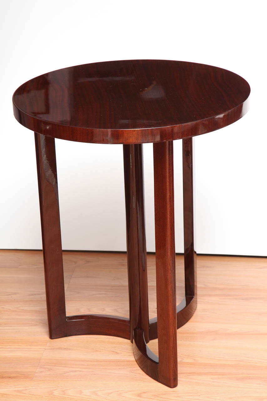 Paire de tables Art déco de l'ère de la machine dans un design à roues épinglées de la fin des années 1940 en vente 1