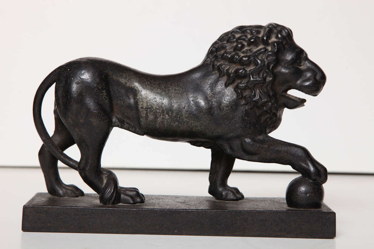 Regency A Pair of 19th Century English Cast-Iron Lions