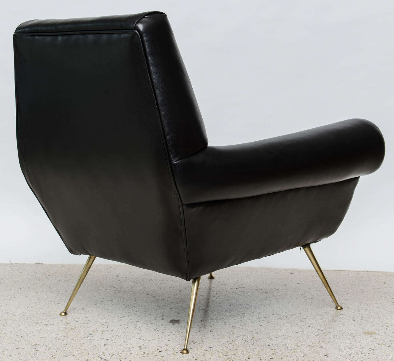 Mid-20th Century Pair of Italian Modern Leather and Brass Lounge Chairs, Minotti