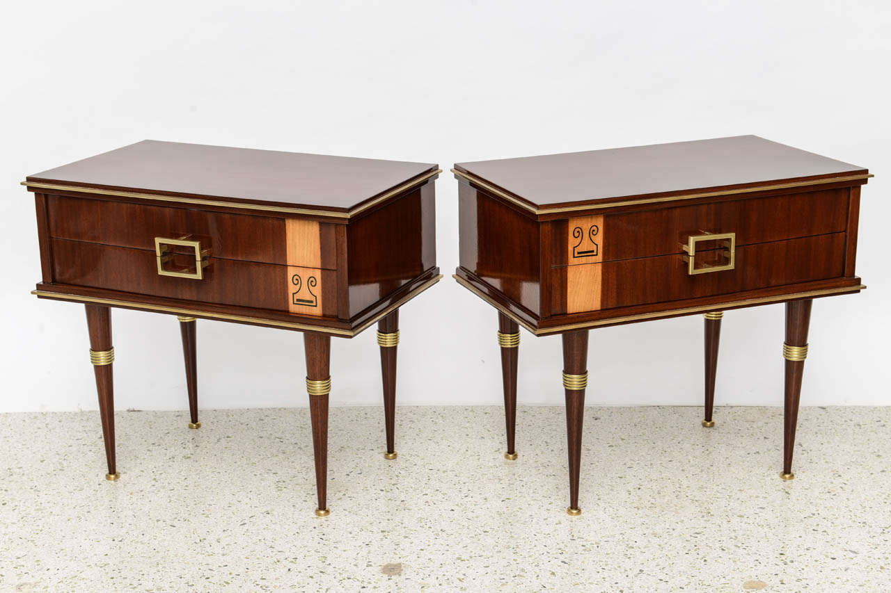 Mid-Century Modern Pair of Italian Modern Walnut, Sycamore, and Bronze-Mounted Bedside Tables For Sale
