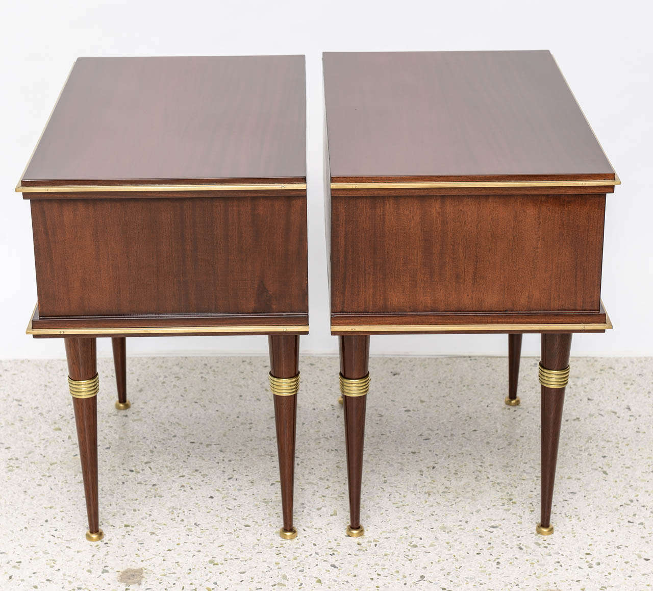 Pair of Italian Modern Walnut, Sycamore, and Bronze-Mounted Bedside Tables For Sale 1