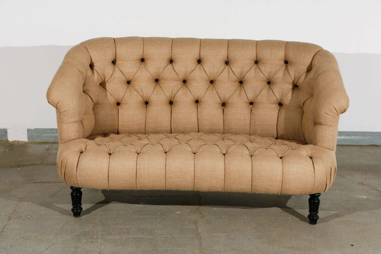 Ein Paar leinengepolsterte Sofas mit Lederknöpfen auf gedrechselten Beinen im Stil Napoleon III.