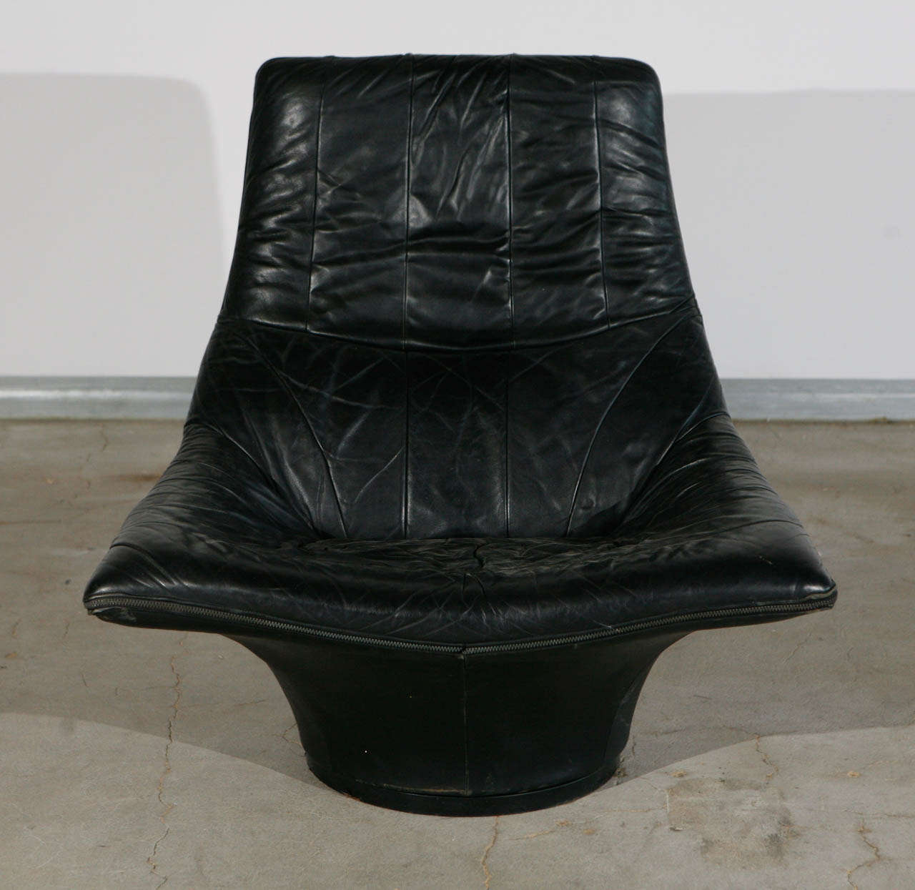 'Mantis' Highback swivel chair in black leather with zipper detail.