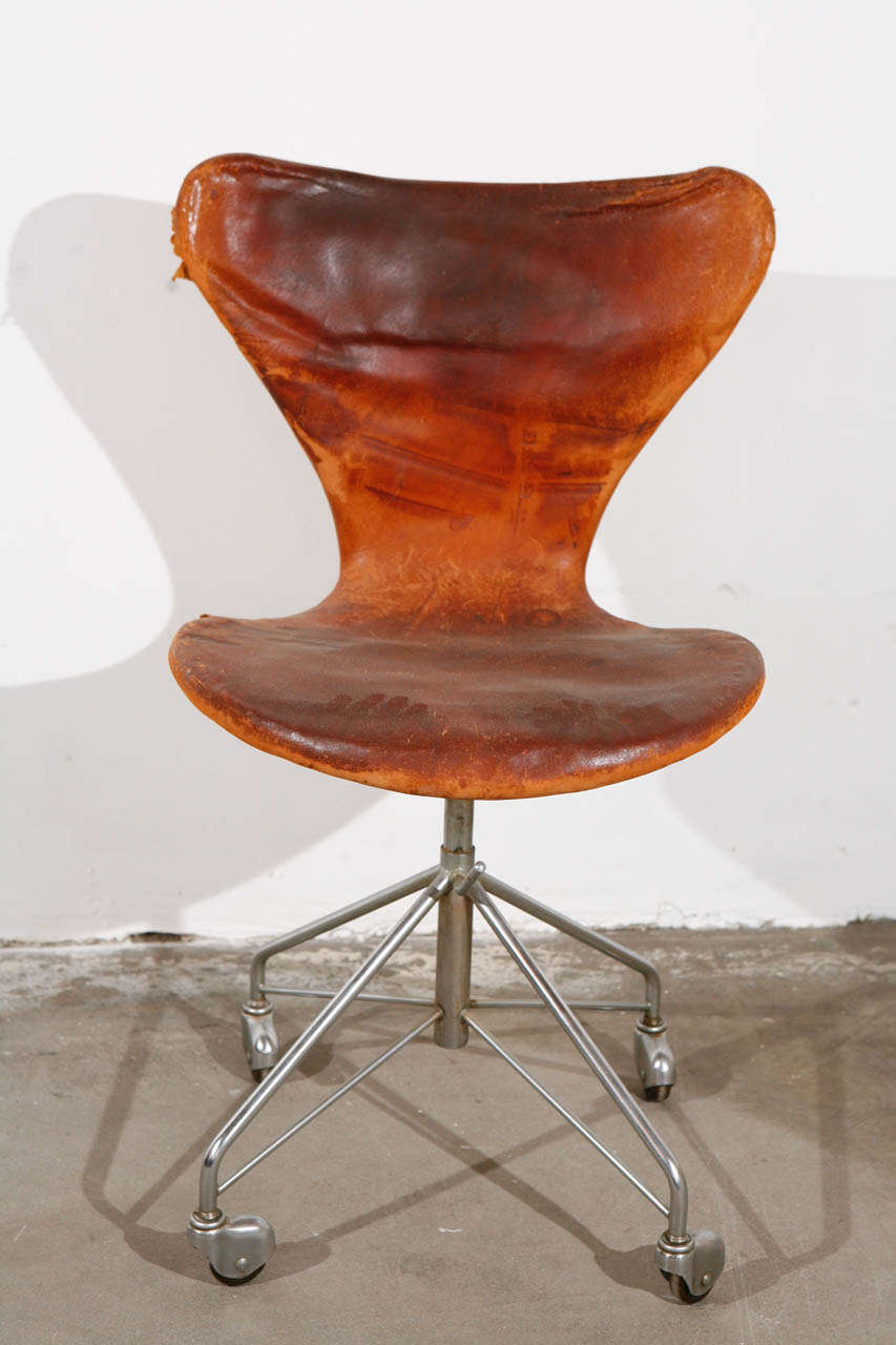 Arne Jacobsen Series 7 Swivel Chair in original leather