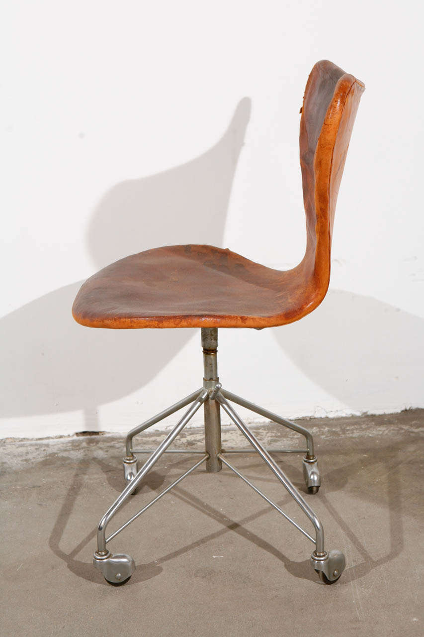 Arne Jacobsen Series 7 Swivel Chair In Fair Condition In Los Angeles, CA