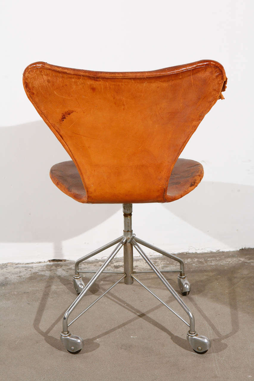 Mid-20th Century Arne Jacobsen Series 7 Swivel Chair