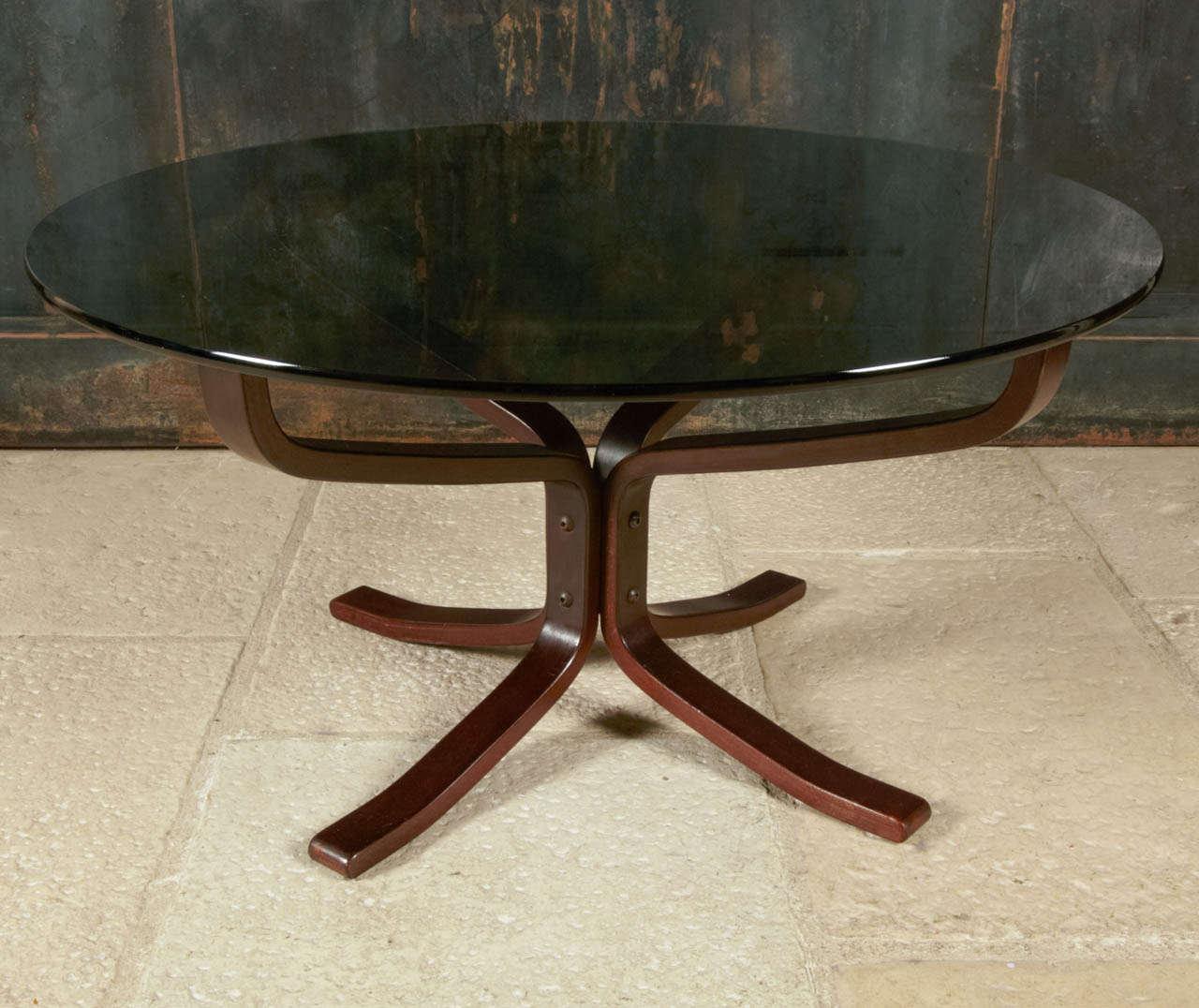 Circa 1970 round coffre table by Sigurd Ressel. Wood legs and 0.47
