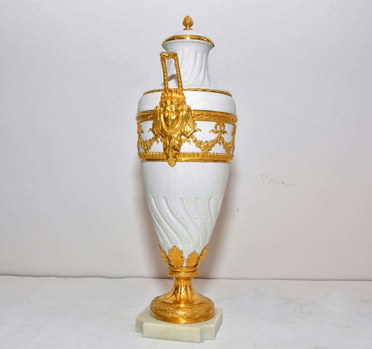 Pair of Bisquit and Bronze Vases - Louis XVI Style In Excellent Condition For Sale In Paris, FR