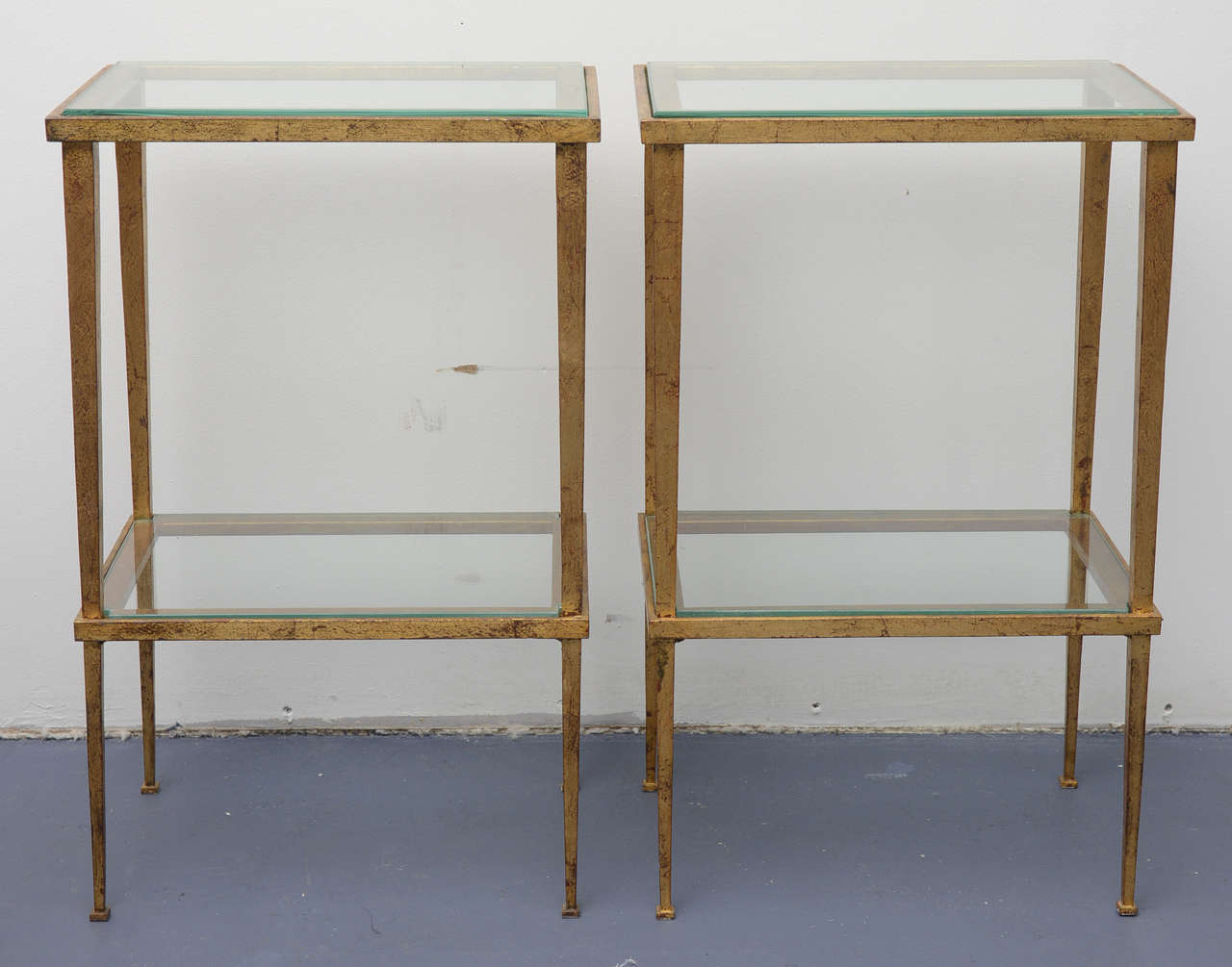 Hammered and gold leaves iron small side tables by Ramsay.
From the years 1940. Two glass tops,
Extremely delicate and elegant (jewelries pieces in a house).