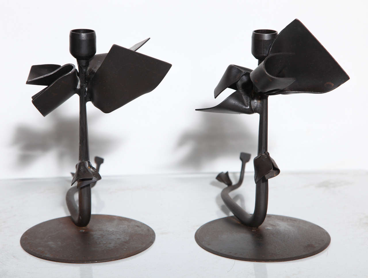 Ein Paar botanische Kerzenständer aus geschmiedetem Eisen von Albert Paley, 1993  (Moderne) im Angebot