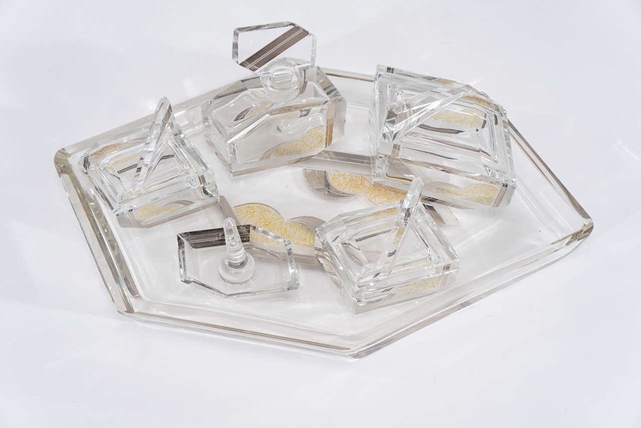 Sechsteiliges französisches Art-Déco-Kleiderset aus Kristall-Emaille und Gold auf passendem Tablett (Art déco) im Angebot