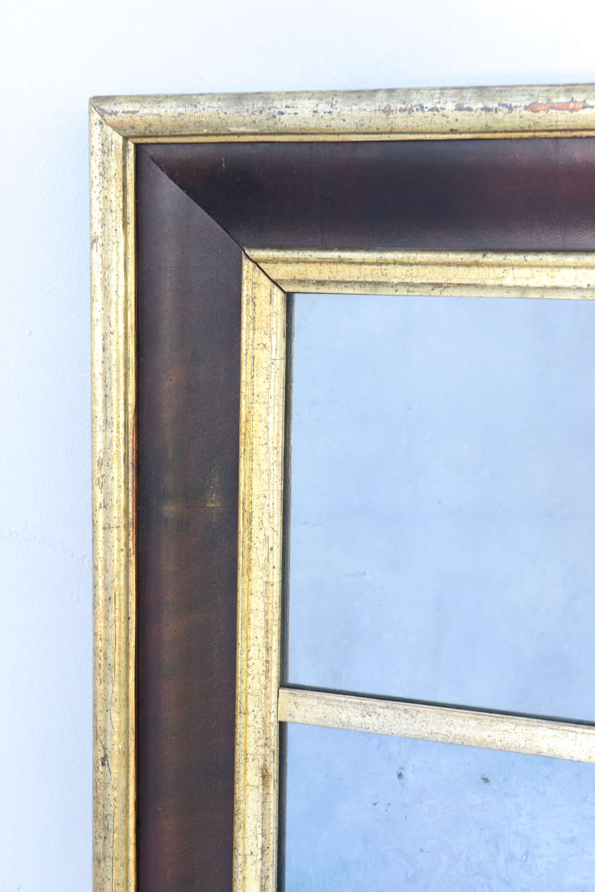 Néo-classique Cadre de miroir moulé polychrome et argenté doré avec miroir ancien en vente