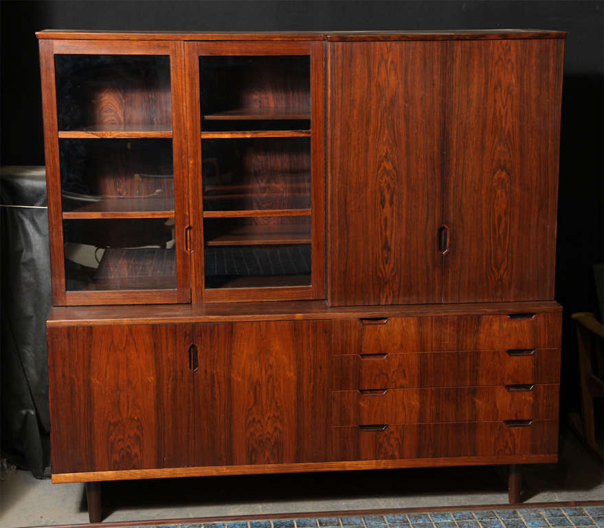 Vintage 1960s danish rosewood Hutch.

This vintage china cabinet is in like new condition. Top comes separate for easy transport. Great for the kitchen, dining room, or in the family room as storage for collectables. Ready for pick up, delivery,