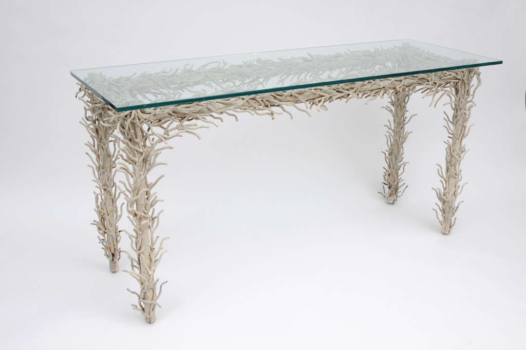 Ein weiß lackierter Iron Coral Tisch.
Ein seltenes Beispiel für dieses Genre.