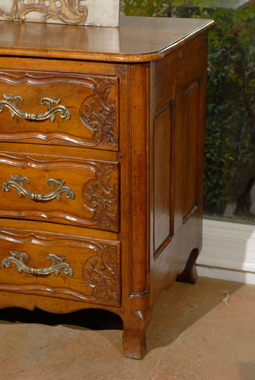 Carved 1760s French Louis XV Period Three-Drawer Walnut Serpentine Commode from Lyon