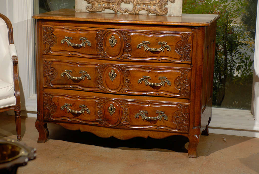 1760s French Louis XV Period Three-Drawer Walnut Serpentine Commode from Lyon 4