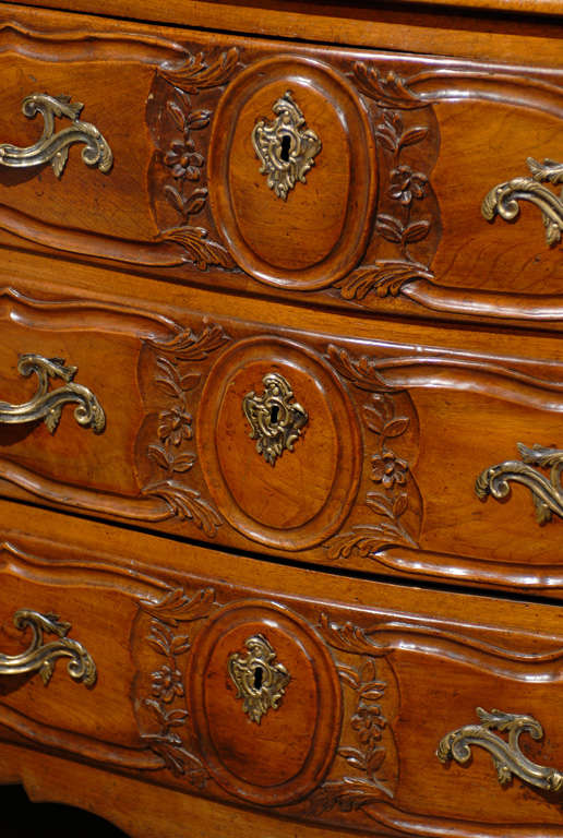 1760s French Louis XV Period Three-Drawer Walnut Serpentine Commode from Lyon 5