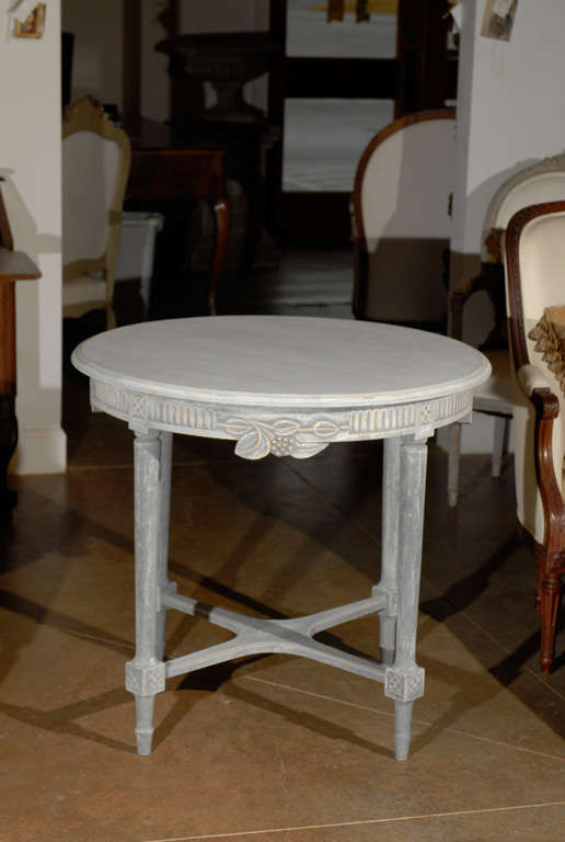 Swedish Round Painted Centre Table with Carved Berries and Foliage, 19th Century 1