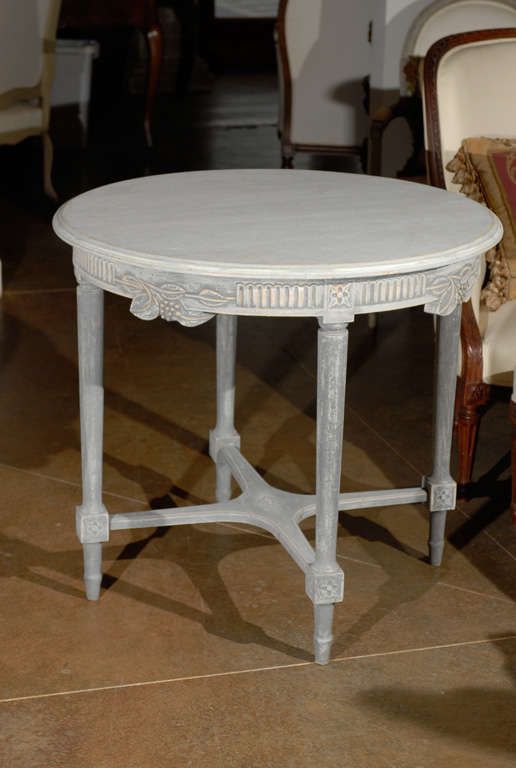 Swedish Round Painted Centre Table with Carved Berries and Foliage, 19th Century 3