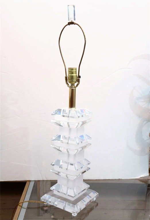 Pair of Decorative Clear and Frosted Lucite Table Lamps In Excellent Condition For Sale In Bridgehampton, NY