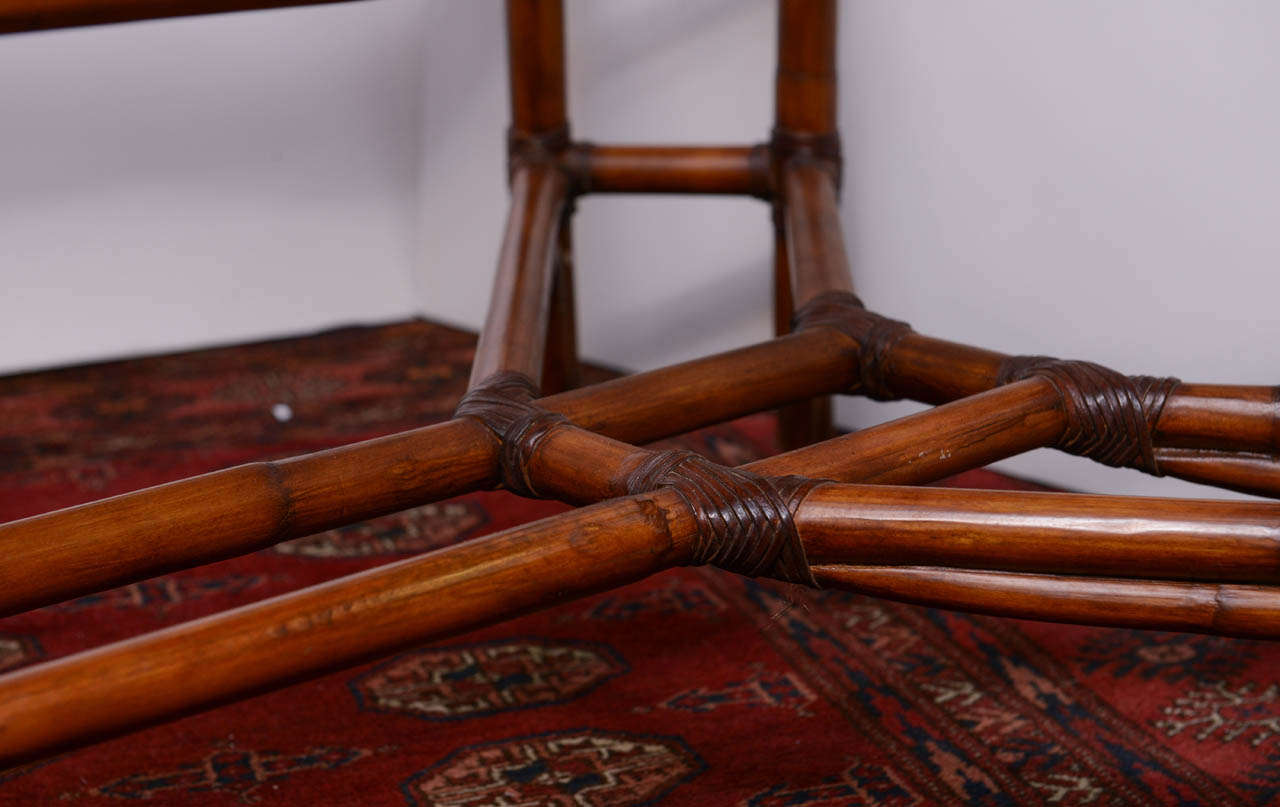 Grande table basse en faux bambou avec plateau en verre 3