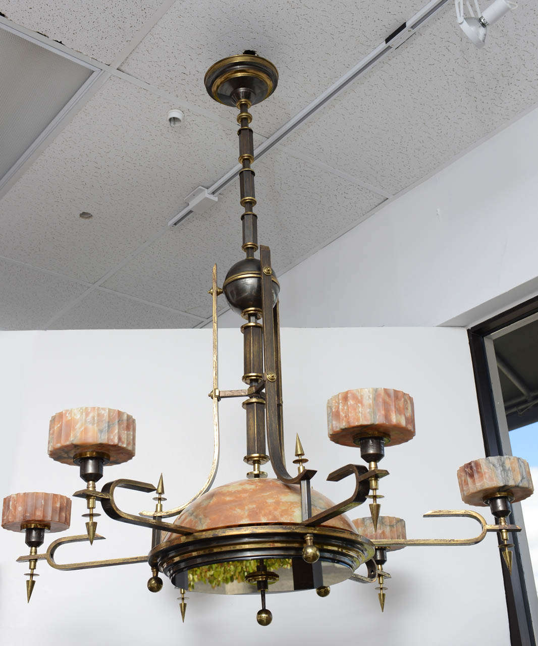 Neo Classical design for this 1940 Italian Chandelier.
6  grooved carved alabaster round pieces ( diameter 6