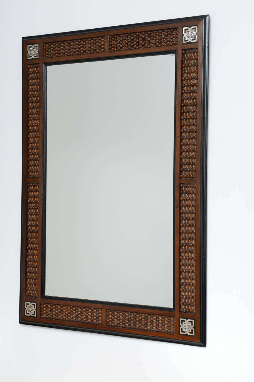 Cadre conçu par Moucharabieh en bois précieux:: clair et foncé sculpté (cyprès et acajou) (motifs géométriques incrustés en nacre sur chaque angle). Design oriental et classique raffiné et élégant. 
(Les dimensions du miroir lui-même sont de 34 x 21