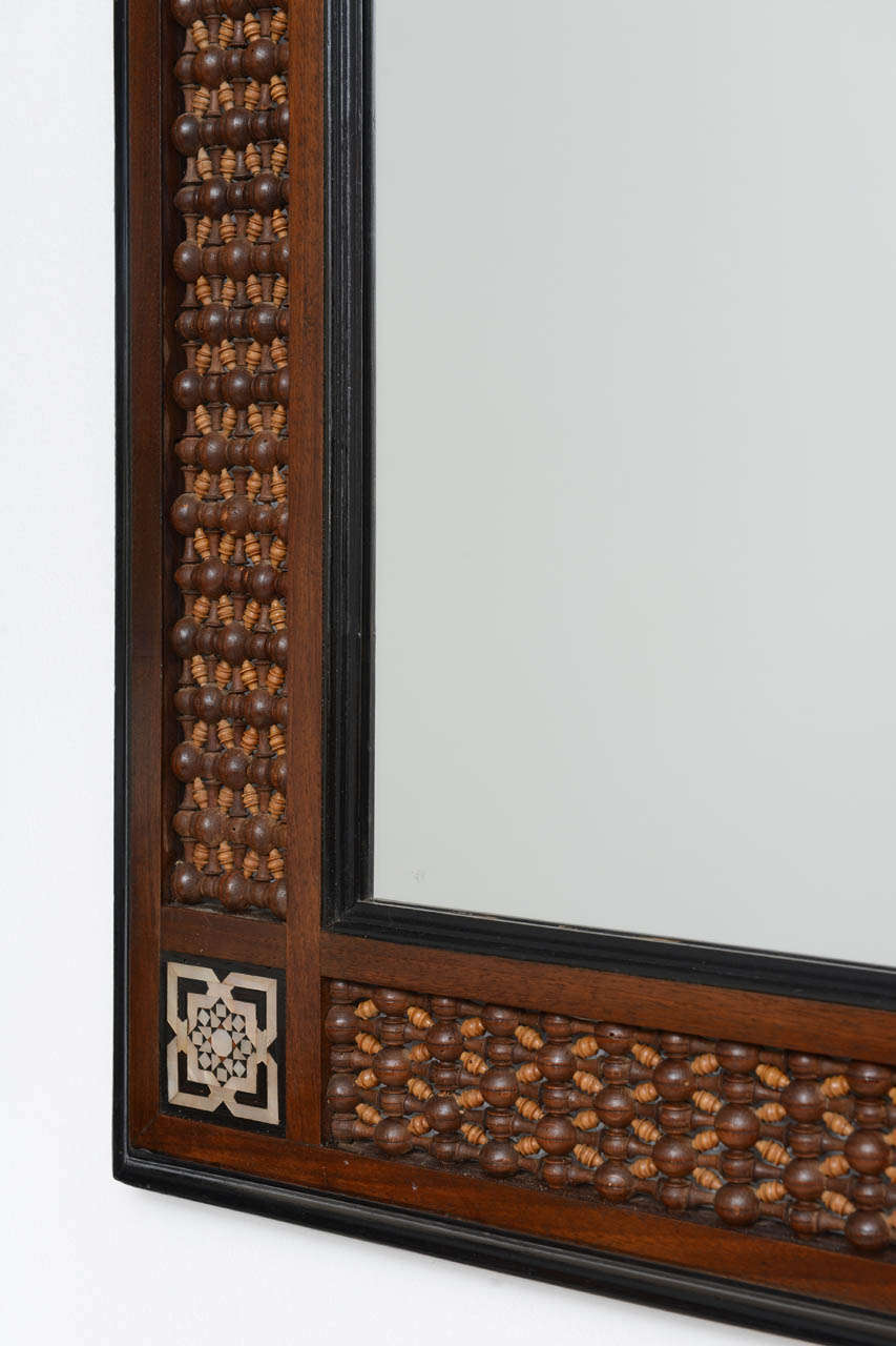 Islamique Miroir oriental en bois sculpté