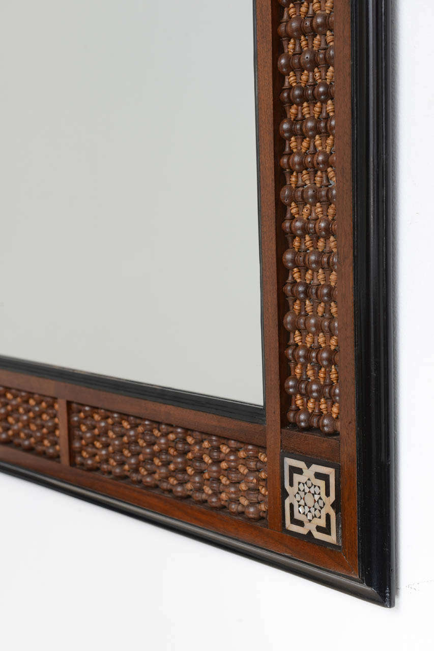 20ième siècle Miroir oriental en bois sculpté