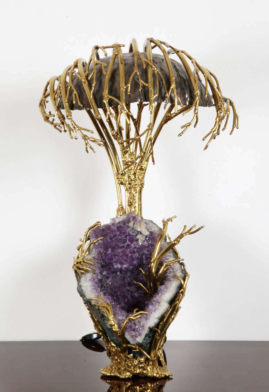Spectacular sculpted table lamp, circa 1979-80, by Isabelle  FAURE (1944-)
Gilt brass branches holding an amethyst geode under lightning cup.
Unique piece. Grifs foundry workshop. 

Isabelle Faure, graduated from the Metiers d'art School,