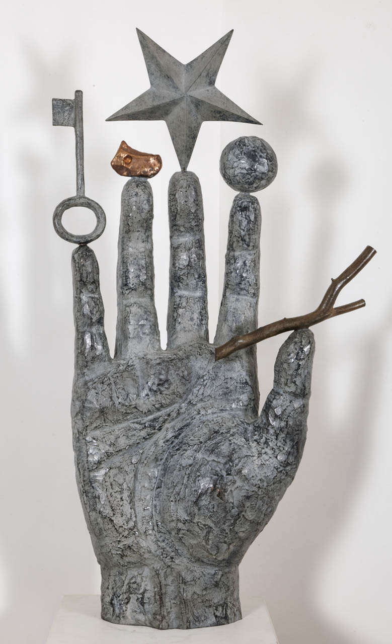 Richard TEXIER  (1955- )
Sculpted bronze philosopher's secret, 2002, by Richard Texier.
Large hand holding symbols : key, stone, star, sphere and branch.
Signed and numbered 7/8. 

Réf :  D.Pennac, R.Texier, De l’Abondance au zénith, Paris,