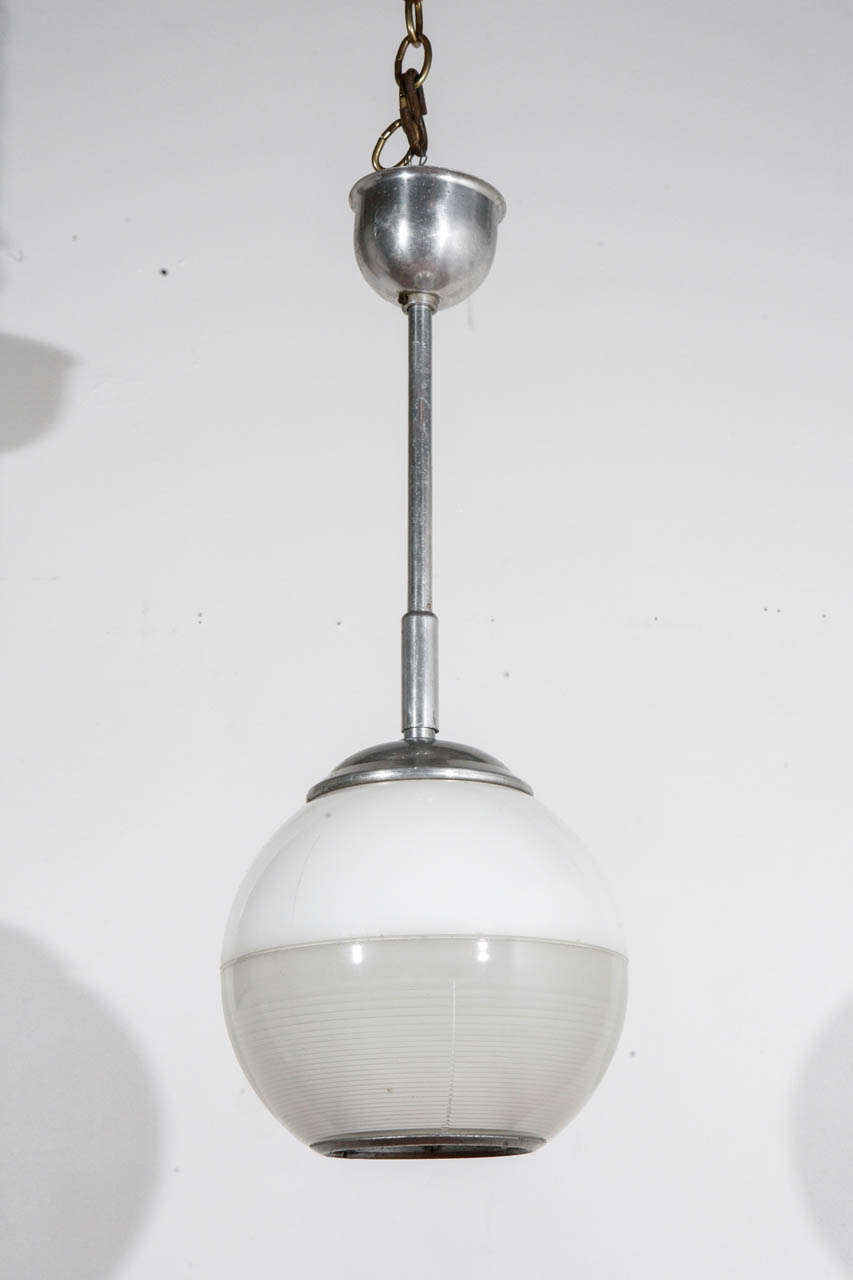 Luminaire italien lyrique ; nouvellement câblé ; six douilles de type candélabre pouvant chacune accueillir des ampoules de 65 watts maximum.