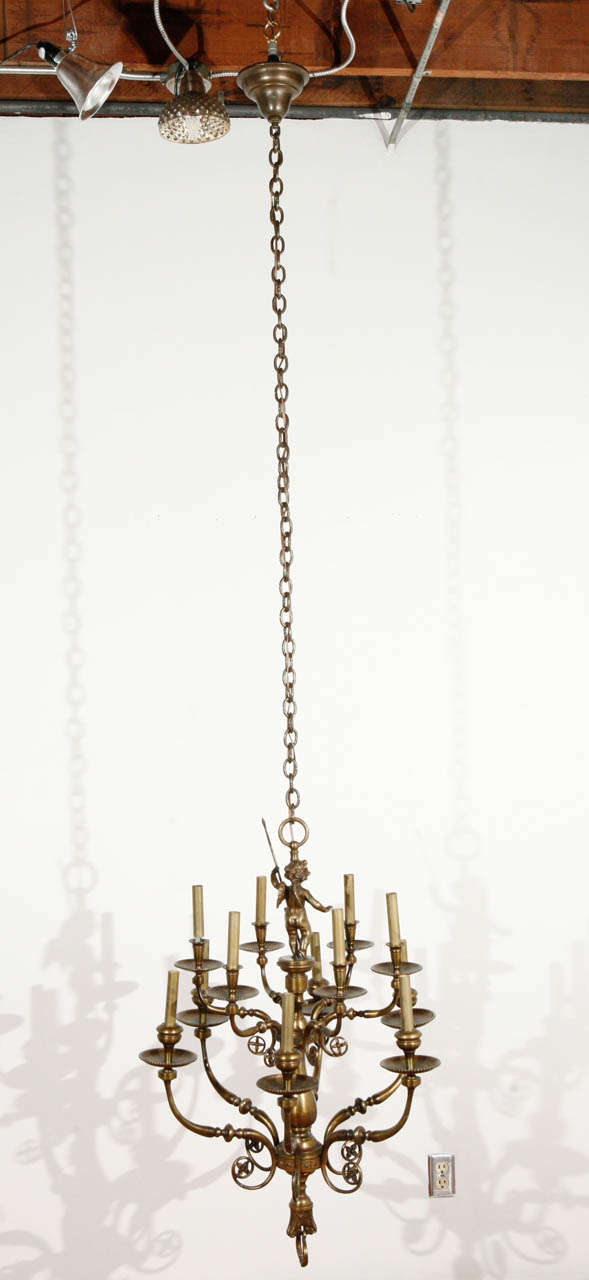 Preciosa lámpara de bronce fundido con detalle de querubín; recién cableada para 12 bombillas candelabro de hasta 60 vatios cada una.