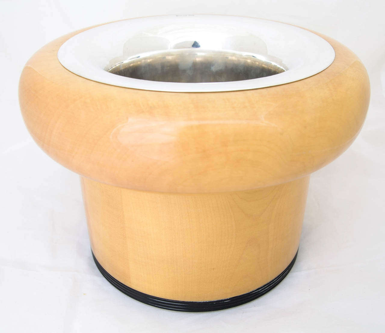 A wonderful silver-lined wood ice bucket by the renowned 20th century designer Gerald Benney.
This stylish bowl or bucket was made in London, 1995.
Circular form with bellied upper body, the base with a blackened ribbed band, with removable plain