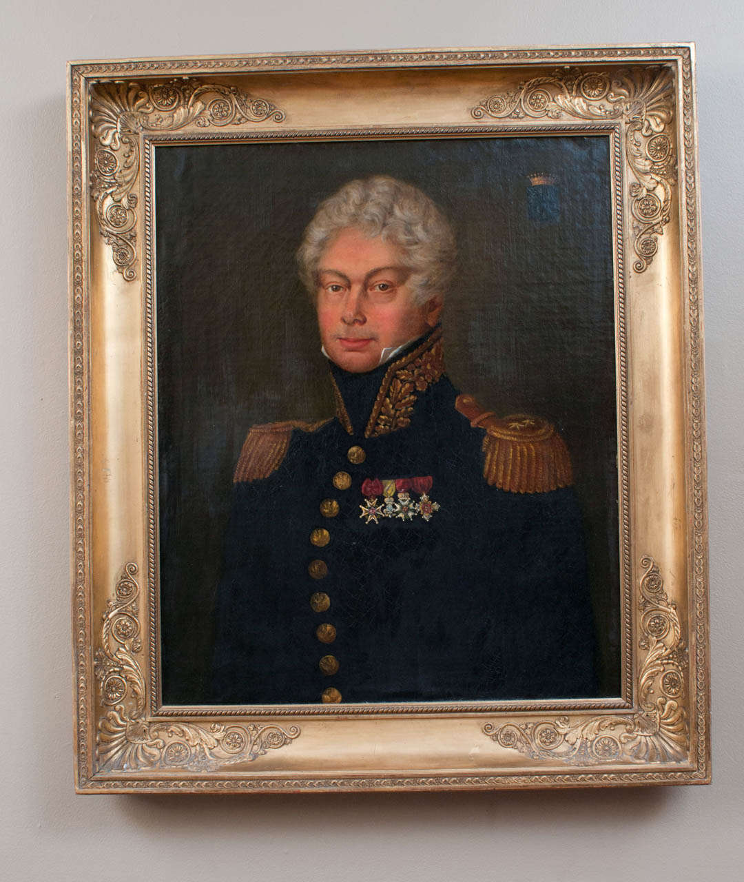 . Ce portrait à l'huile sur toile est dans un cadre d'époque qui est probablement d'origine. 