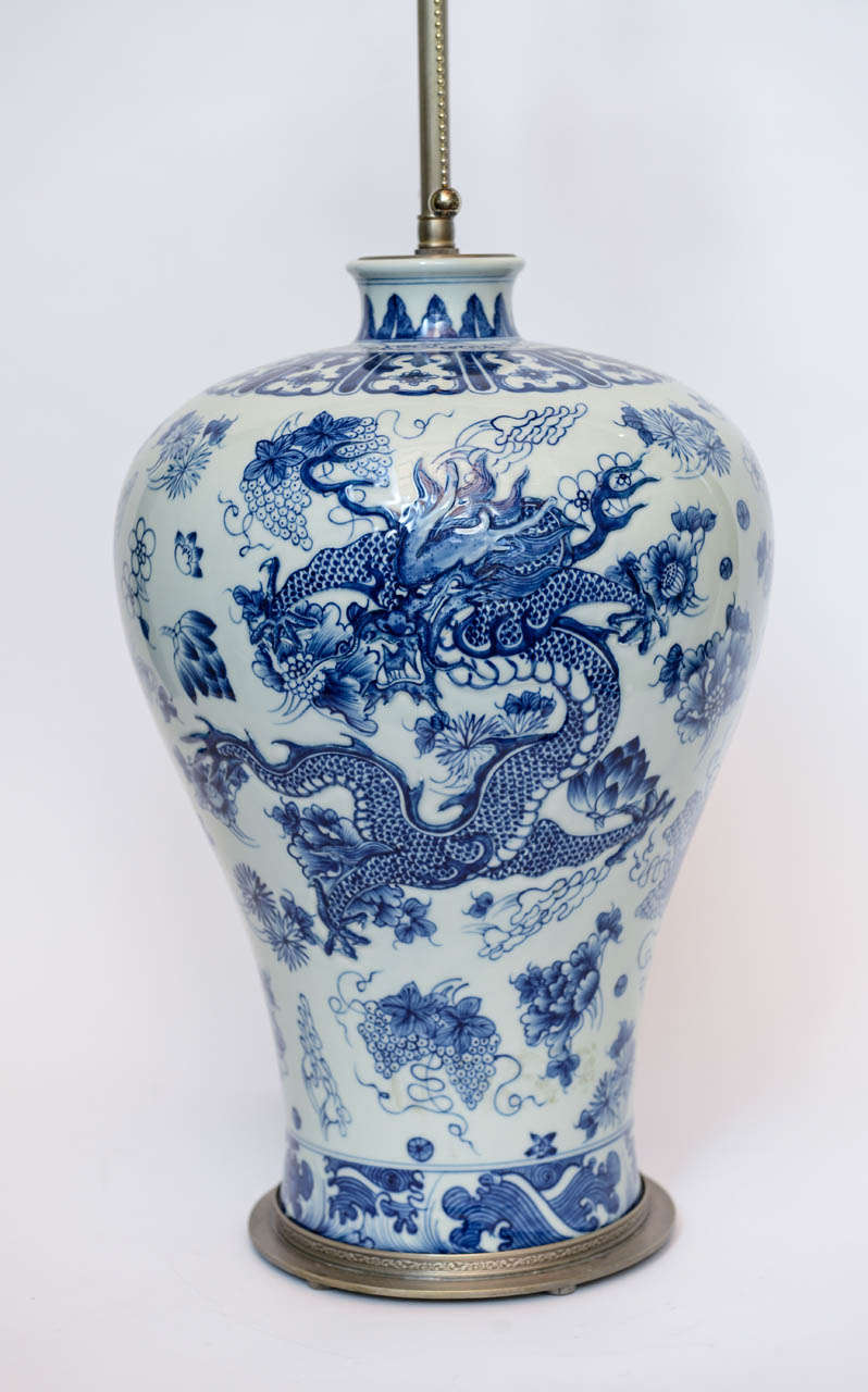 A pair of balustrade shaped Chinese porcelain vases In Excellent Condition In Palm Beach, FL