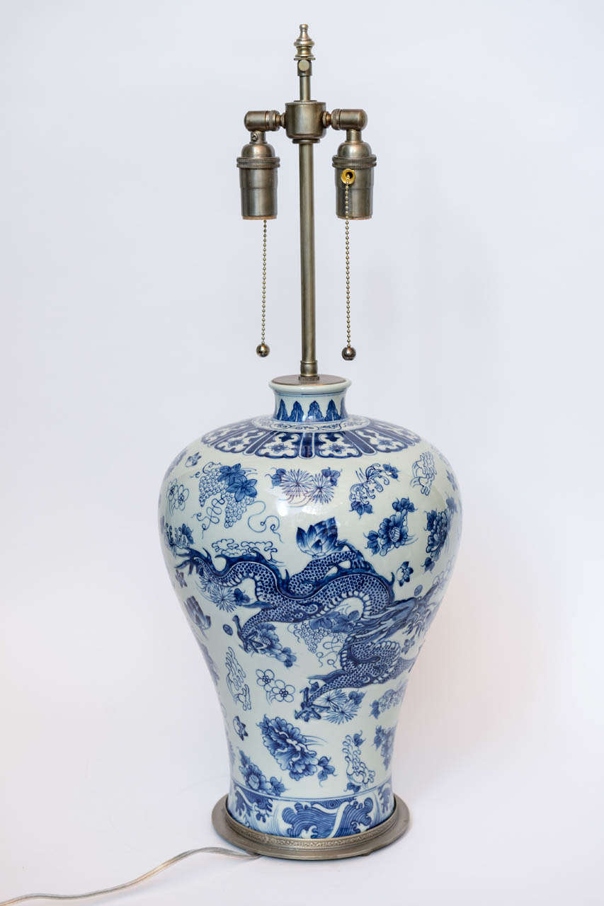 A pair of balustrade shaped Chinese porcelain vases 1