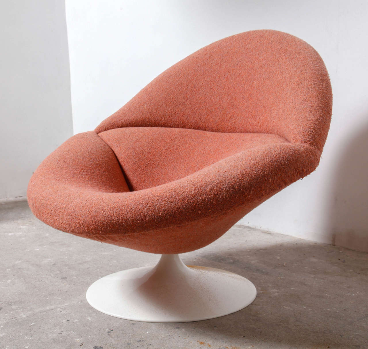 F422 globe chair designed by Pierre Paulin manufactured by Artifort in the 1950s. Featuring a white tulip base, the chair remains in the original wool upholstery.