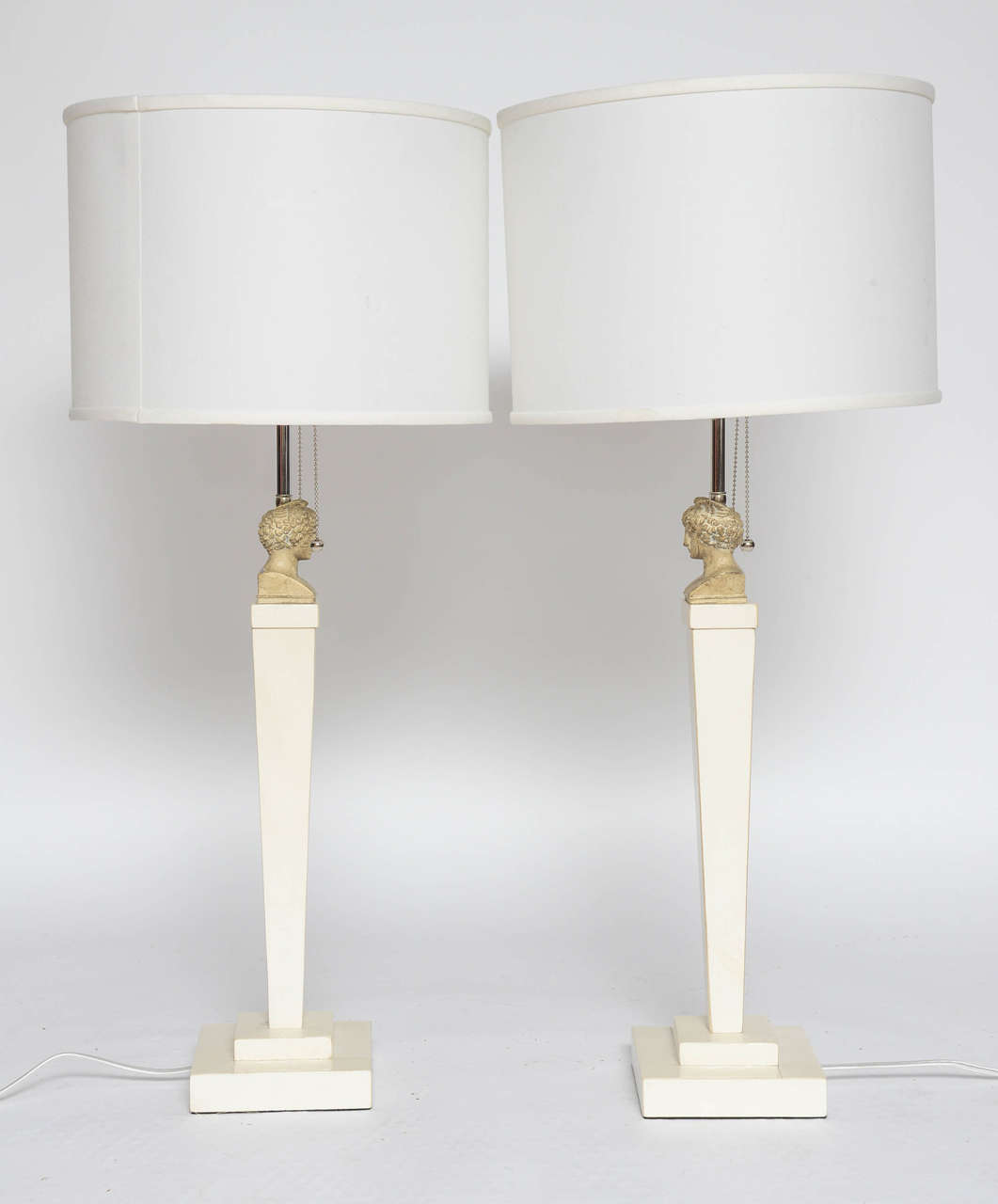 Papier parchemin Paire de lampes de bureau italiennes vintage à colonne en parchemin de style néoclassique en vente