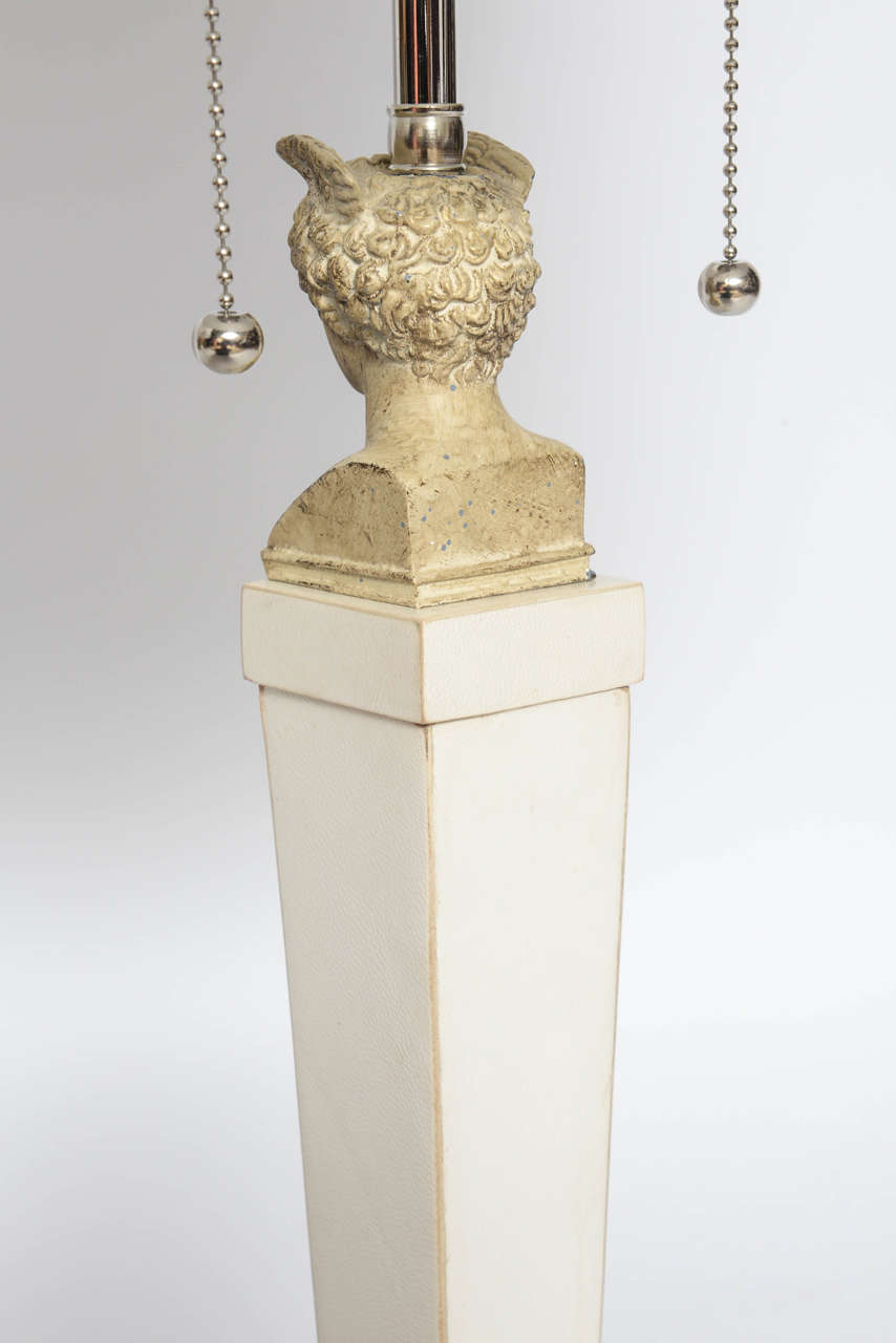 Paire de lampes de bureau italiennes vintage à colonne en parchemin de style néoclassique en vente 3