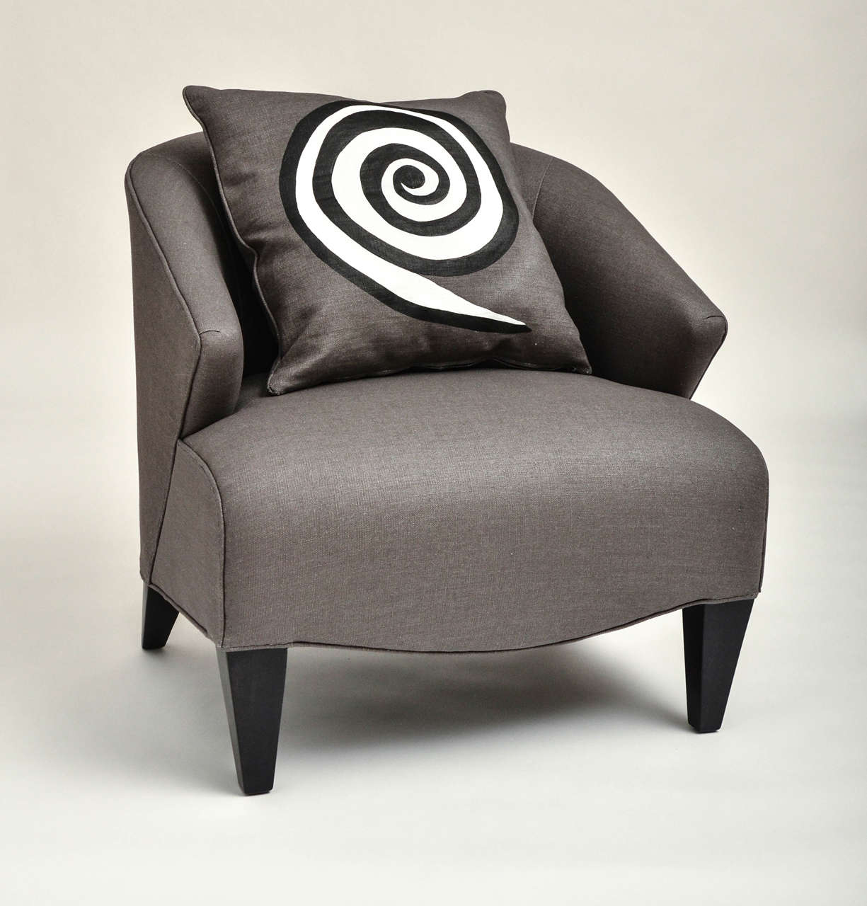 Neu gepolsterter Mid-Century Modern Stuhl in grauem Leinen mit einem schwarz-weißen handbemalten Kissen. 

Neu lackierte Beine aus gebeiztem Ebenholz.

Sehr bequem.