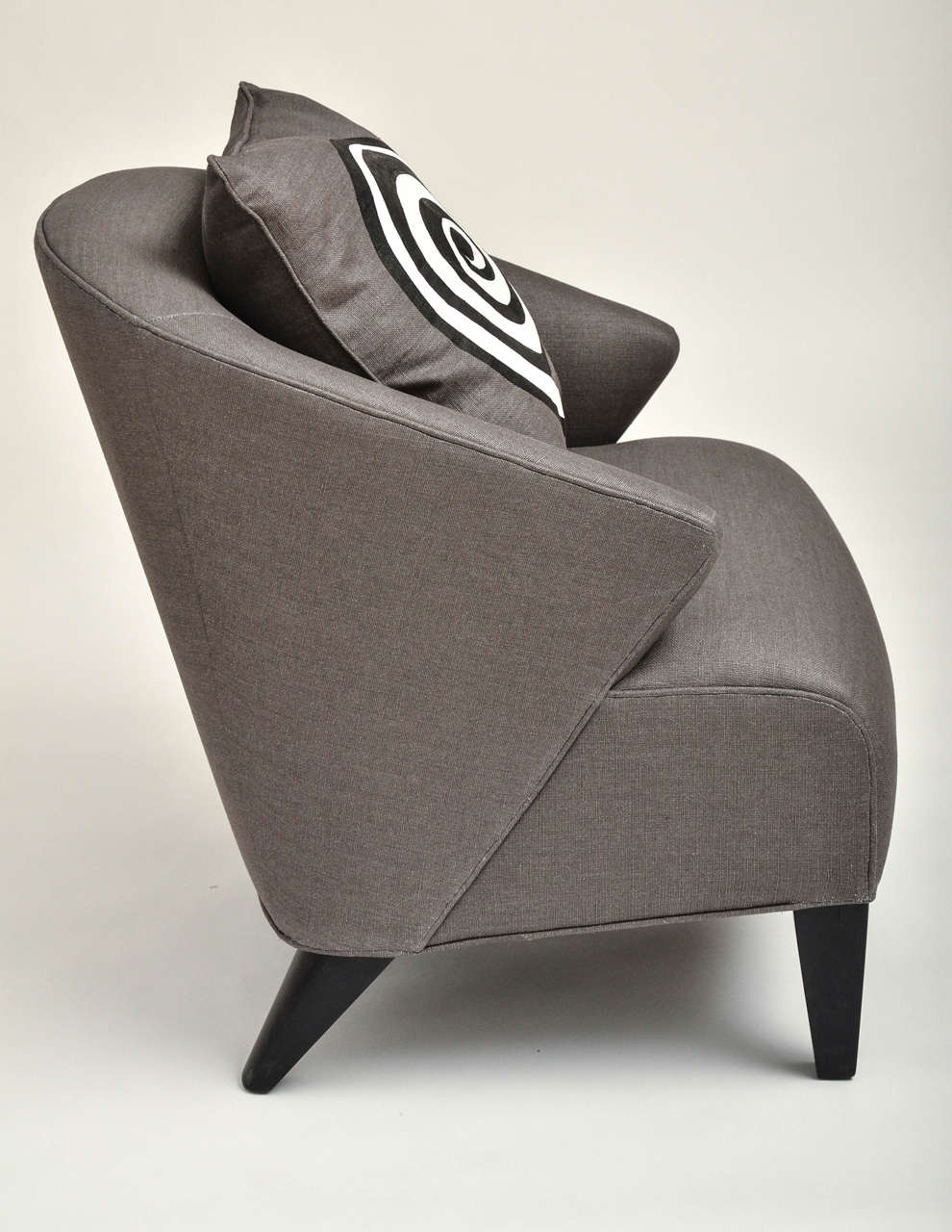 Moderner gepolsterter Stuhl aus der Mitte des Jahrhunderts mit handbemaltem Kissen (Handbemalt) im Angebot