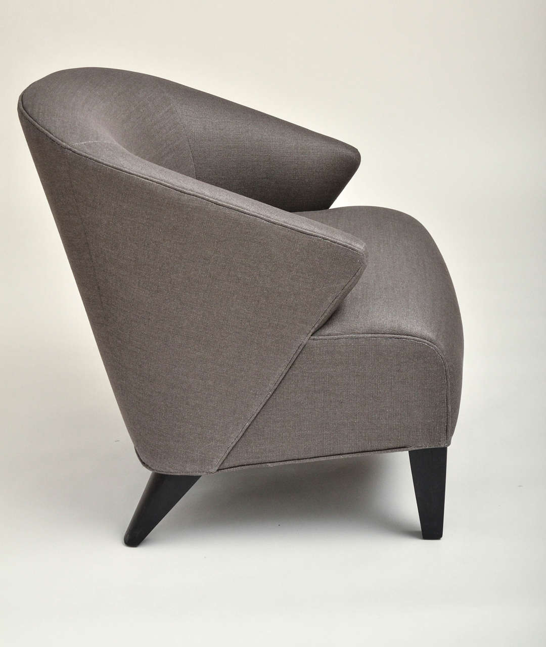 Moderner gepolsterter Stuhl aus der Mitte des Jahrhunderts mit handbemaltem Kissen im Zustand „Hervorragend“ im Angebot in New York, NY
