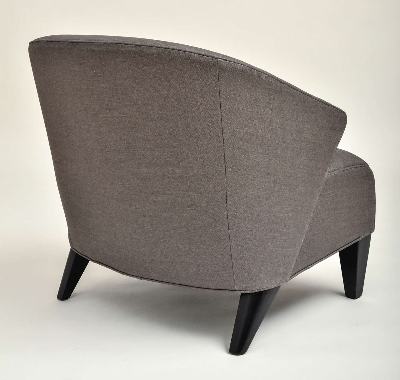 Moderner gepolsterter Stuhl aus der Mitte des Jahrhunderts mit handbemaltem Kissen (20. Jahrhundert) im Angebot