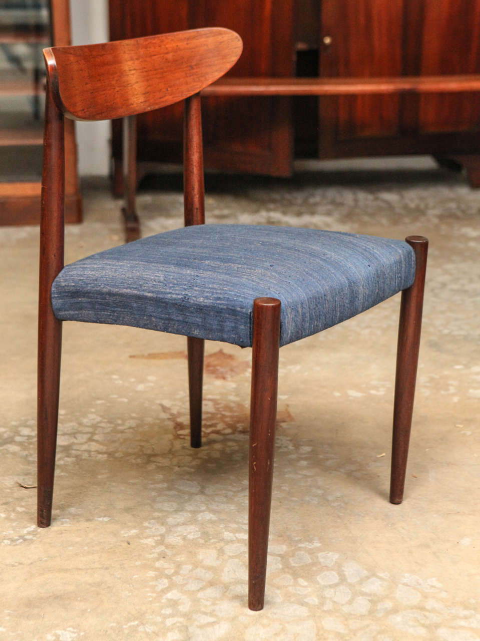 Mid-Century Set of Six Blue Upholstered Dining Chairs with Tapered Legs In Good Condition In Los Angeles, CA