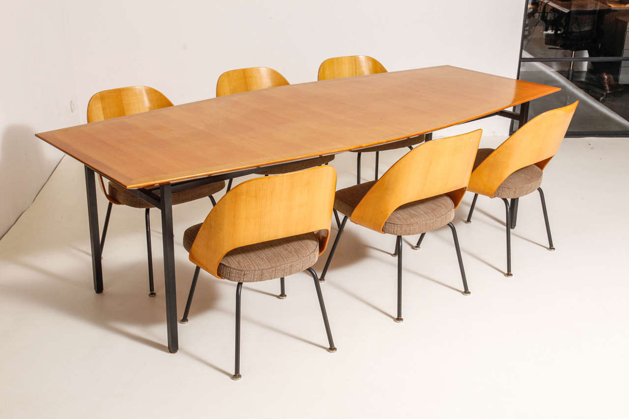 A Set of Eero Saarinen Chairs and a Florence Knoll Conference/Dining Table for Knoll International, circa 1955
measurements of the table : 243cm  x  100.....80cm x  74,5cm