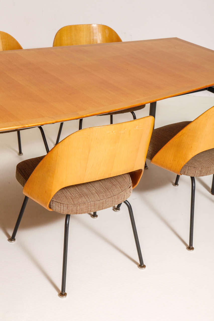 Eero Saarinen Chairs and Florence Knoll Table 1