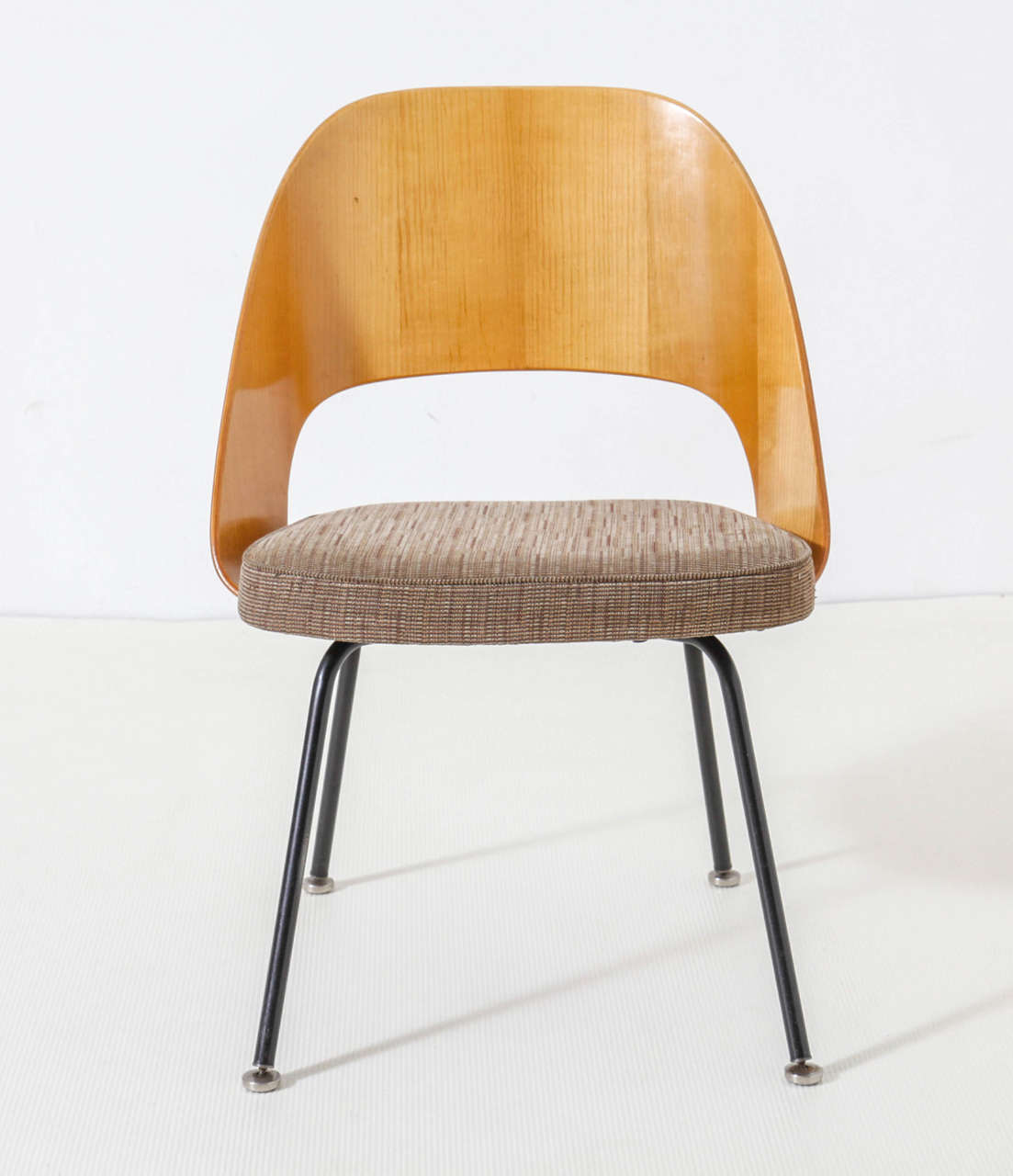 Eero Saarinen Chairs and Florence Knoll Table 2