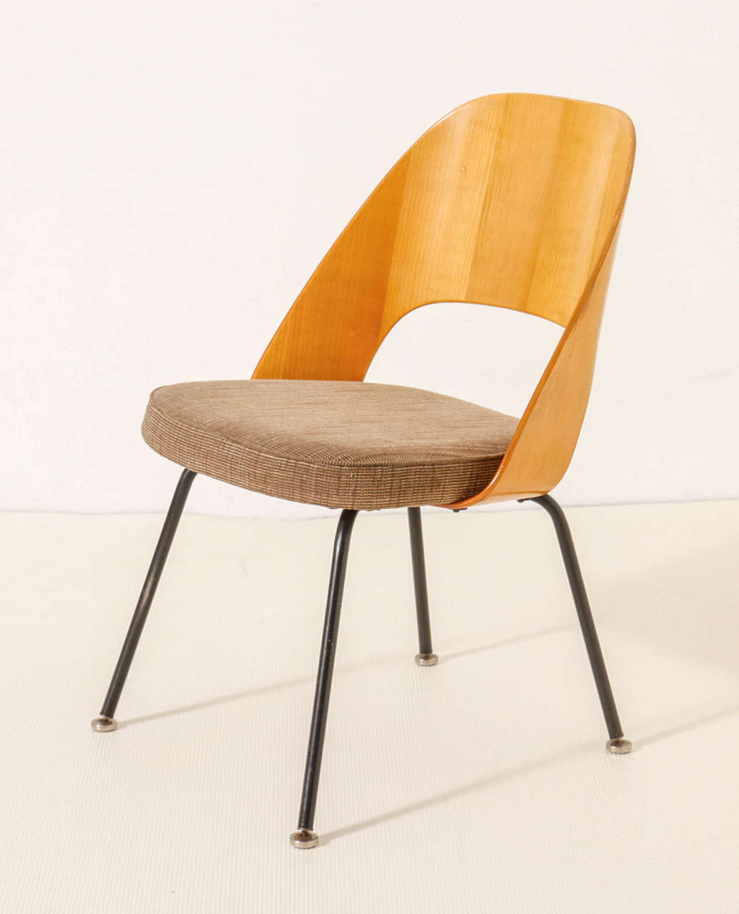 Eero Saarinen Chairs and Florence Knoll Table 5